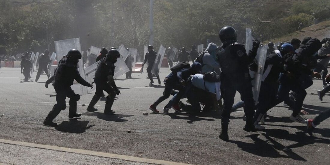 Estudiantes normalistas se enfrentaron con agentes de la Guardia Nacional en la caseta de Palo Blanco.