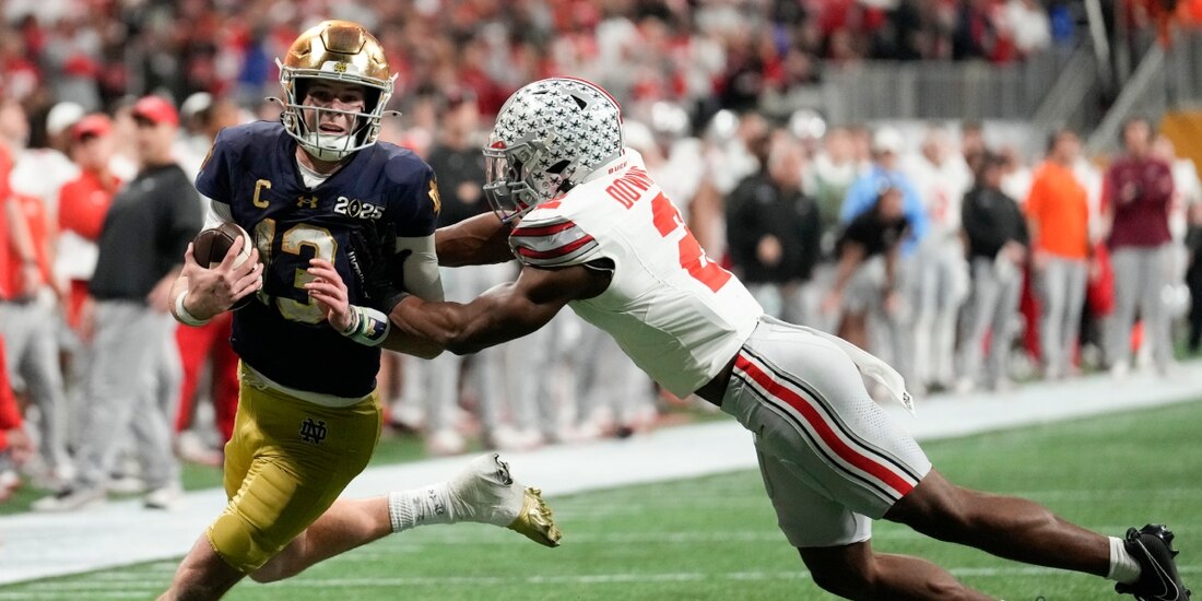 Una acción de Ohio State vs Notre Dame, final del futbol americano colegial