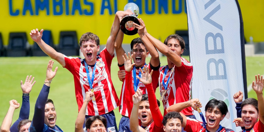 Los jóvenes de Chivas levantan el título en Coapa.
