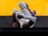 LeBron James momentos después de sufrir la lesión en el duelo entre Lakers y Hawks.
