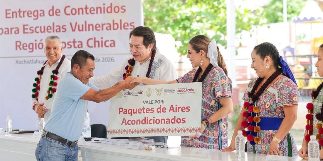 Evelyn Salgado entrega apoyos y libros de texto; ‘se trata de dignificar nuestras escuelas’, afirma.