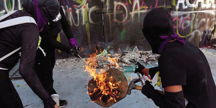 08 MARZO.
Una encapuchada carga un martillo durante la protesta en el Zócalo capitalino.