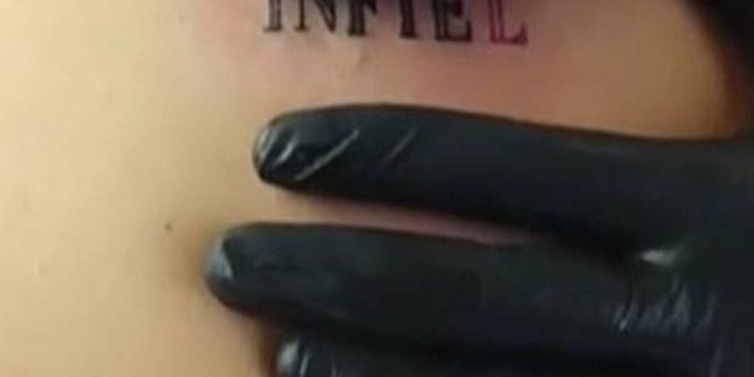 El novio acudió feliz por su tatuaje de regalo pero no esperó que fuera una venganza por ser infiel