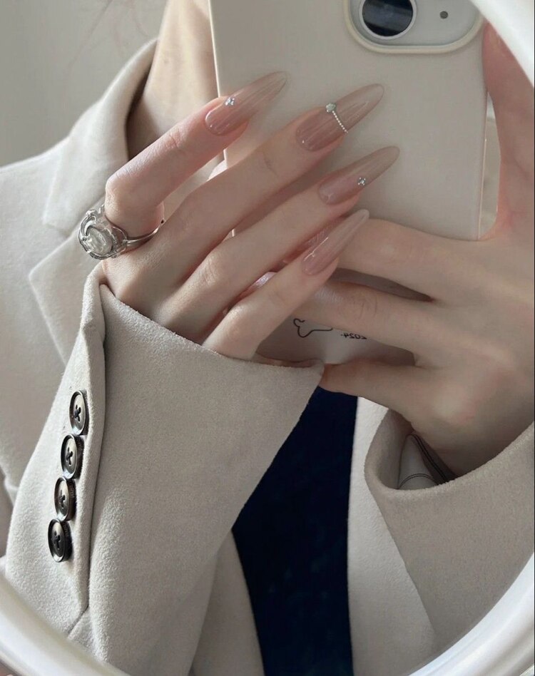 Colores de uñas naturales para otoño 2025