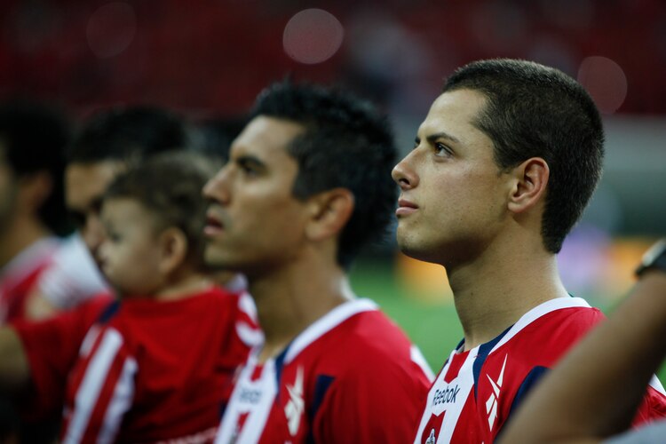 Chicharito en un partido con Chivas