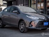 El modelo 2021 del Yaris Sedán tiene iluminación principal LED y rines de aleación.
