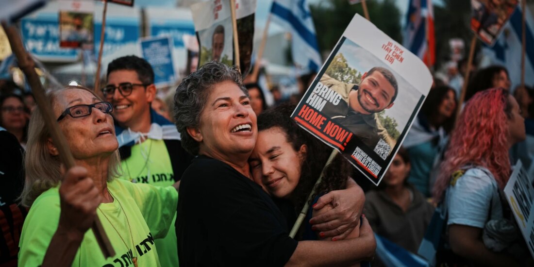 Gente reunida antes de la liberación de rehenes israelíes retenidos en Gaza.