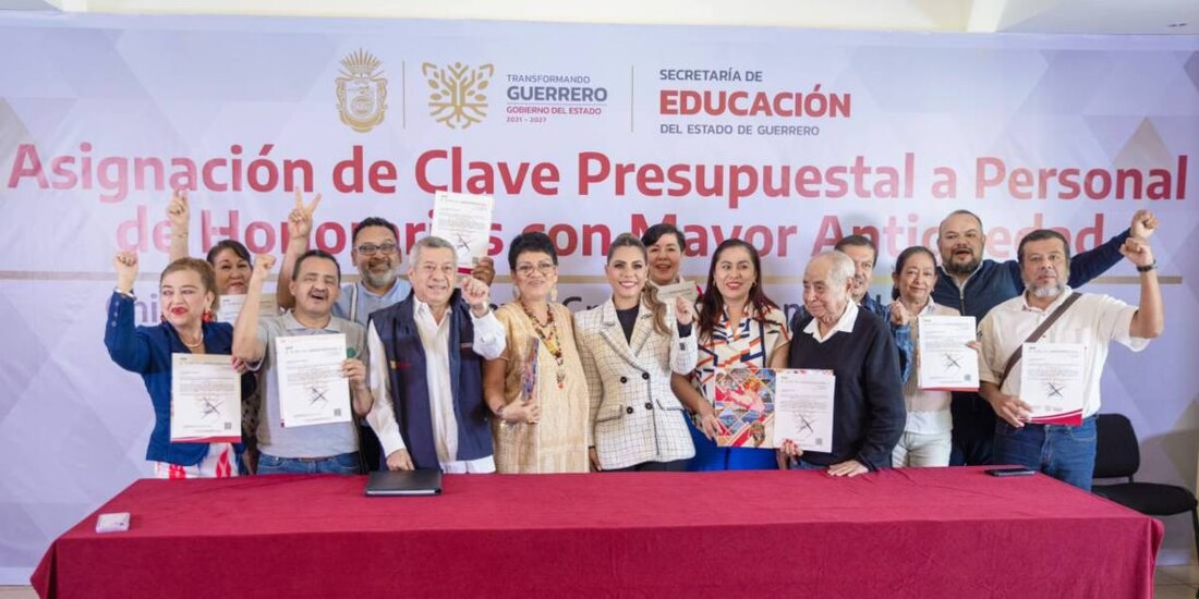 Evelyn Salgado entrega plazas a trabajadores administrativos y de apoyo al servicio de la educación.