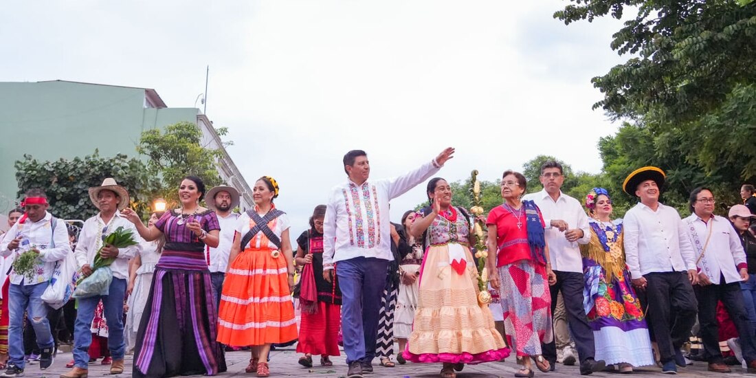 El colorido y alma de Oaxaca se unen en la Guelaguetza 2023, donde artistas y tradiciones danzan al ritmo de la música ancestral; al centro, el gobernador Salomón Jara Cruz.