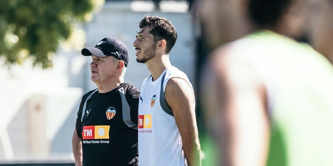 Javier Aguirre dirige su primera práctica con el Valencia