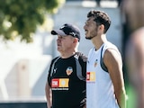 Javier Aguirre dirige su primera práctica con el Valencia