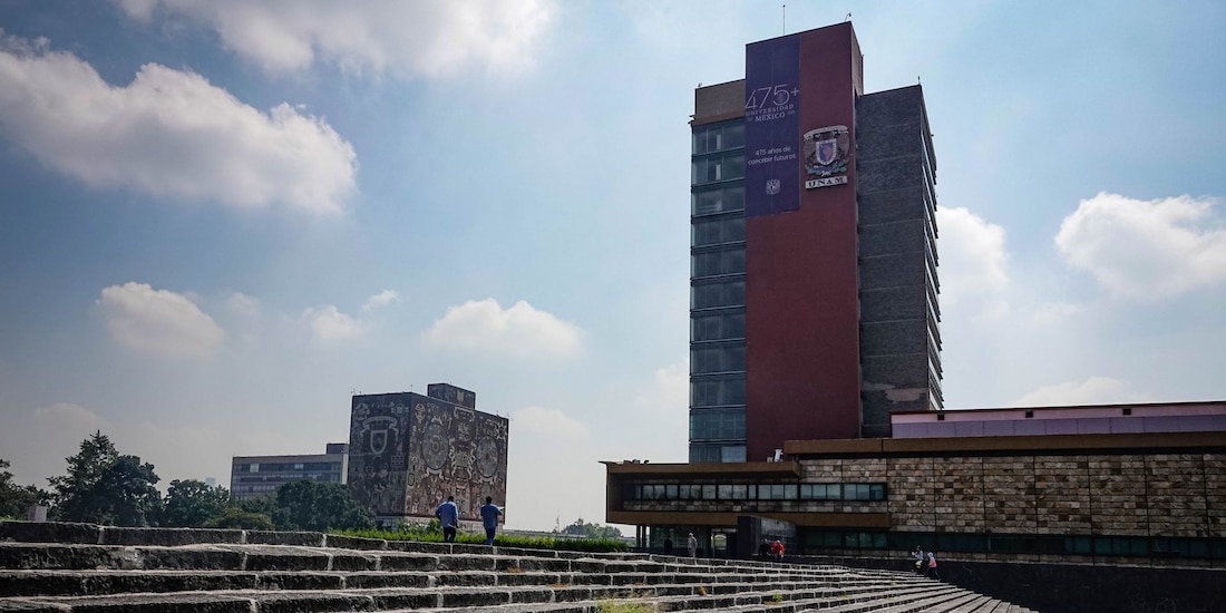 En la fotografía, aspectos de la Rectoría y la Biblioteca Central de la UNAM.