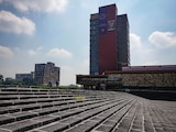 En la fotografía, aspectos de la Rectoría y la Biblioteca Central de la UNAM.