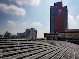 En la fotografía, aspectos de la Rectoría y la Biblioteca Central de la UNAM.