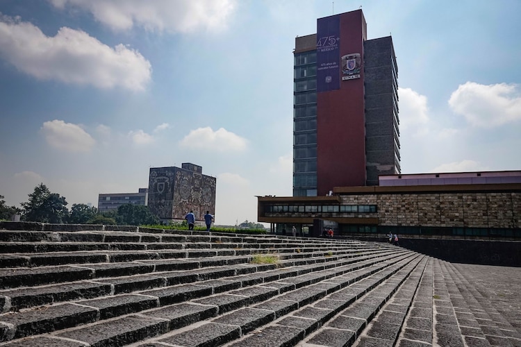 En la fotografía, aspectos de la Rectoría y la Biblioteca Central de la UNAM.