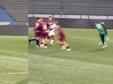 Jugadores del Danubio pelean contra aficionados en la Copa de Uruguay