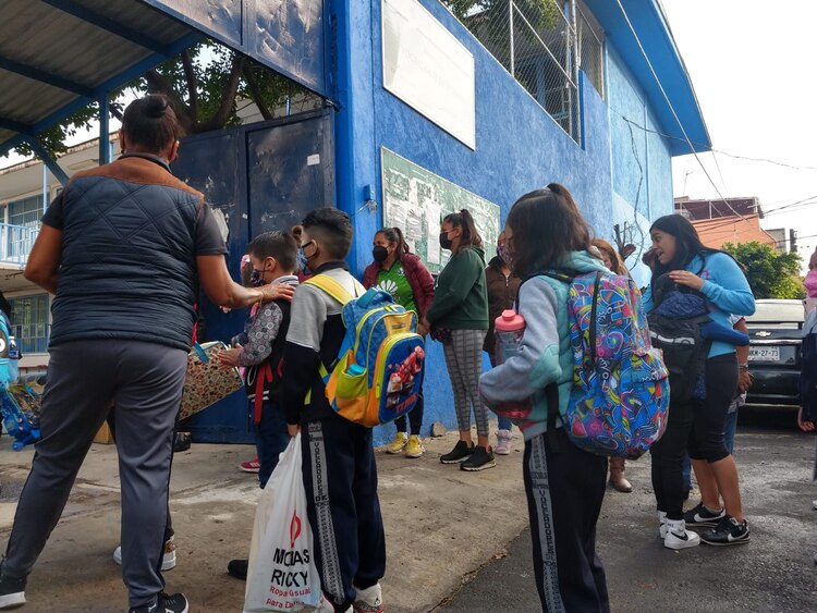 Alumnos ingresan a clases en primaria de Iztapalapa.