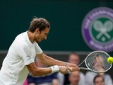 El ruso Daniil Medvedev devuelve un tiro del polaco Hubert Hurkacz durante el partido de cuarta ronda del torneo de Wimbledon, el martes 6 de julio de 2021, en Londres.