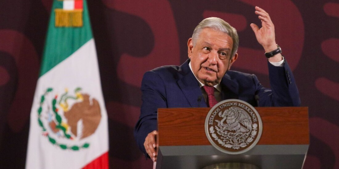 INE ordena bajar mañanera de AMLO por hablar de la banda presidencial.