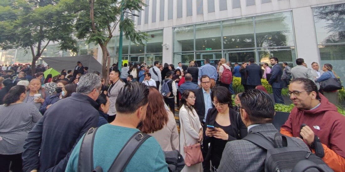 Litigantes y trabajadores del Poder Judicial, ayer, afuera de una de las sedes que continuaron cerradas por el paro.