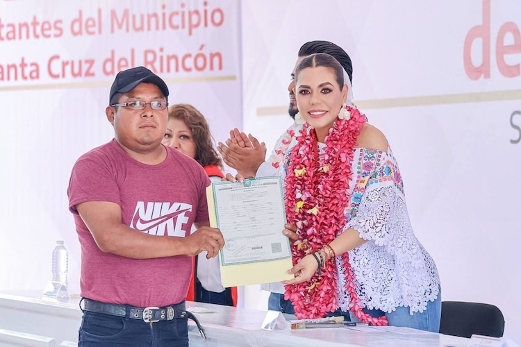 La gobernadora Evelyn Salgado con un habitante de Santa Cruz del Rincón.