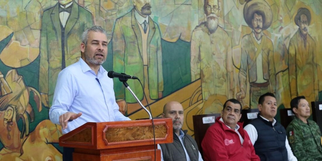 El gobernador de Michoacán, durante la conferencia de prensa, ayer.