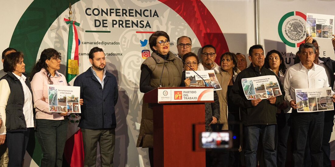 La diputada del PT y cooperativistas de Cruz Azul, ayer, en conferencia.