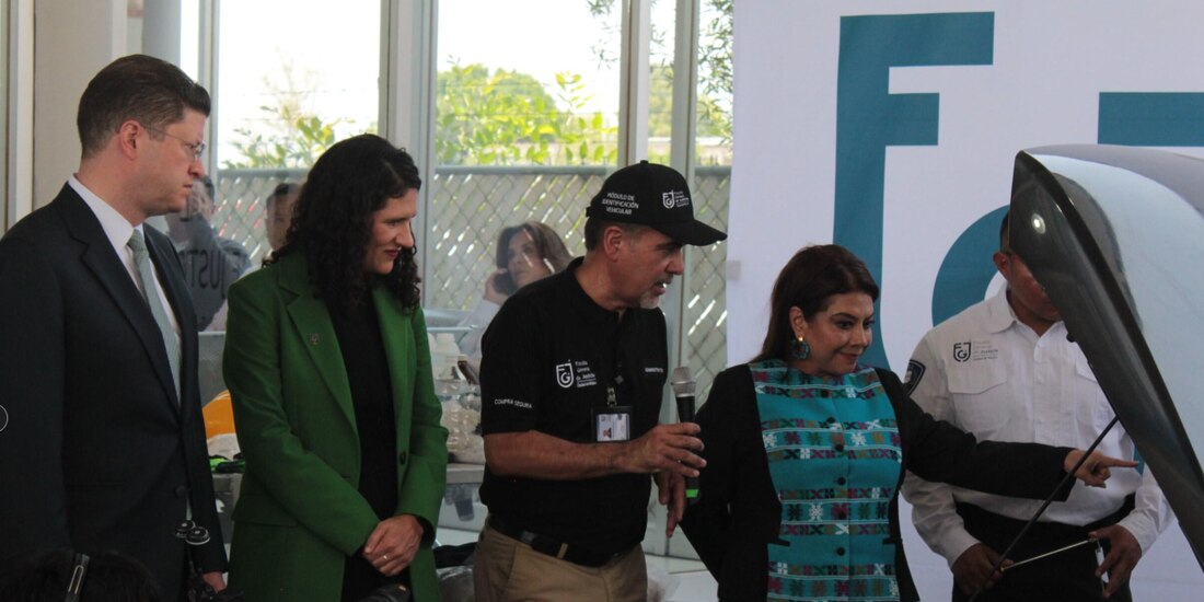 Clara Brugada duante la revisión de un auto, ayer, en el módulo.