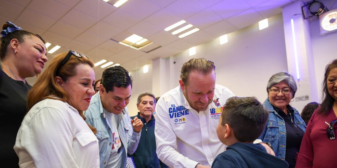 El abanderado de la oposición por la CDMX, con vecinos de Álvaro Obregón, ayer.