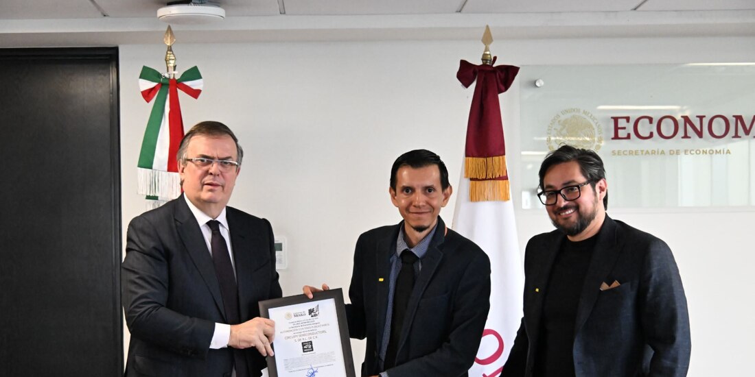 Marcelo Ebrard, en reunión de seguimiento del Plan Maestro de Semiconductores, ayer.