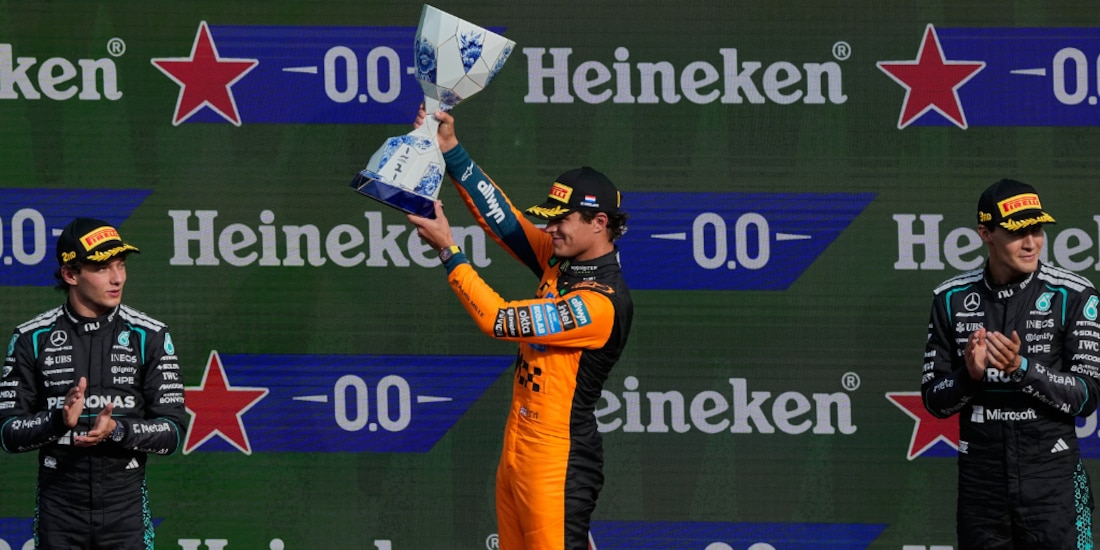 Lando Norris levanta el trofeo del GP de Países Bajos.