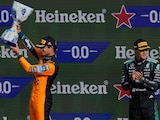 Lando Norris levanta el trofeo del GP de Países Bajos.