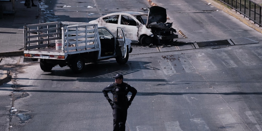 Vehículos quemados en Jalisco tras operativo que derivó en la muerte de "El Mencho".