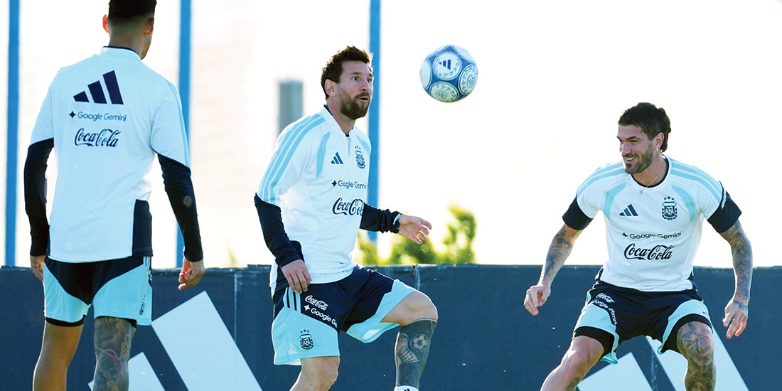 Lionel Messi entrena a lado de sus compañeros, ayer, en su última práctica.