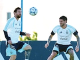 Lionel Messi entrena a lado de sus compañeros, ayer, en su última práctica.