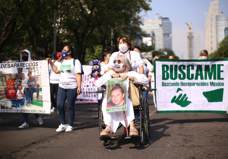 Madres de desaparecidos marchan el 10 de mayo.