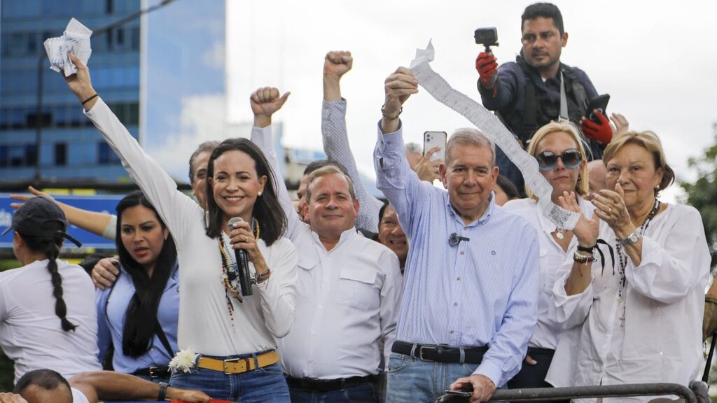 Edmundo González (azul) y Corina Machado (izq.) en julio de 2024 en Caracas.