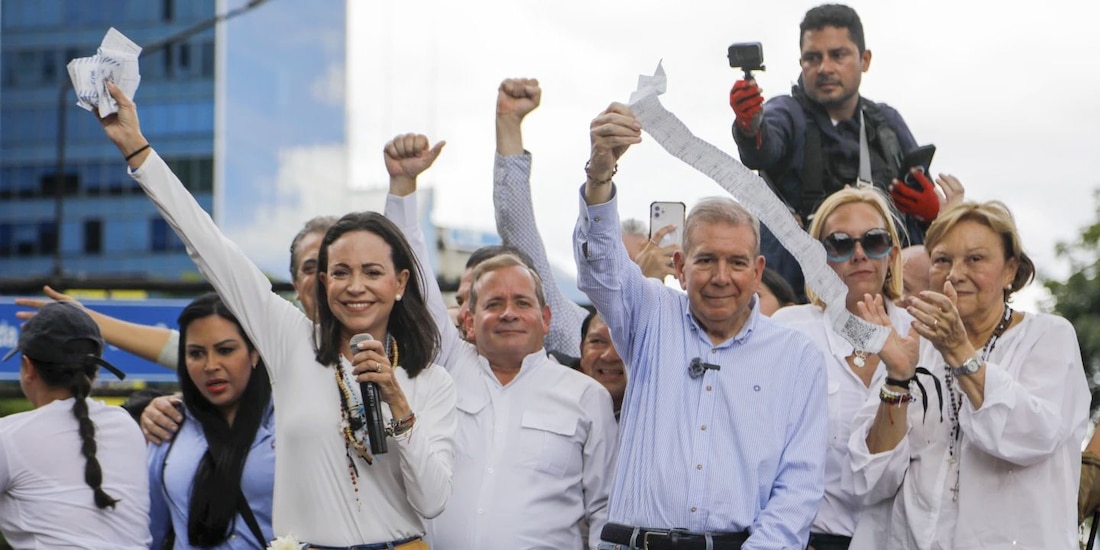 Edmundo González (azul) y Corina Machado (izq.) en julio de 2024 en Caracas.