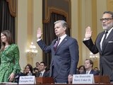La directora de la Agencia de Seguridad Cibernética y de Infraestructura del Departamento de Seguridad Nacional de Estados Unidos, Jen Easterly (izquierda), el director del FBI Christopher Wray (centro), y Harry Coker, director de la Oficina del Director Nacional Cibernético, prestan juramento ante el Comité Selecto de la Cámara de Representantes sobre el Partido Comunista de China en el Capitolio, el miércoles 31 de enero de 2024, en Washington.