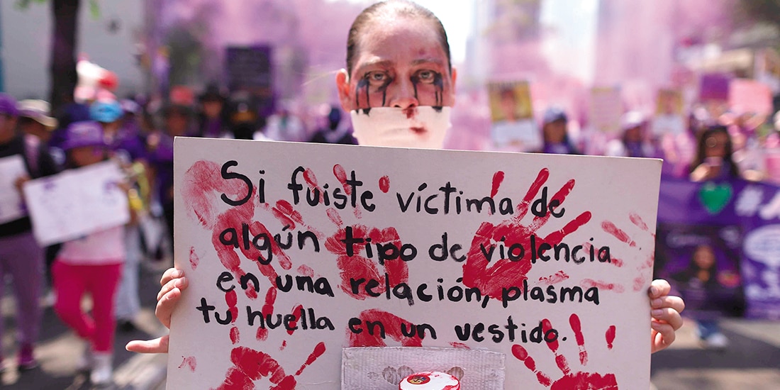 Una joven vestida de novia exigió justicia durante la marcha del 8M, ayer.
