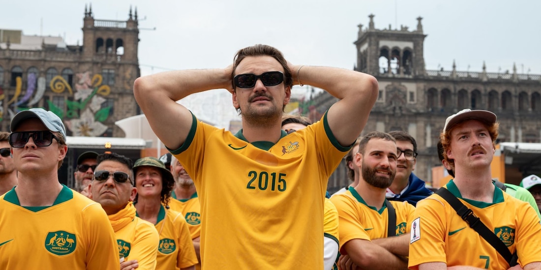 Aficionados del futbol celebran y disfrutan el ambiente en el FIFA Fan Festival instalado en el Zócalo capitalino