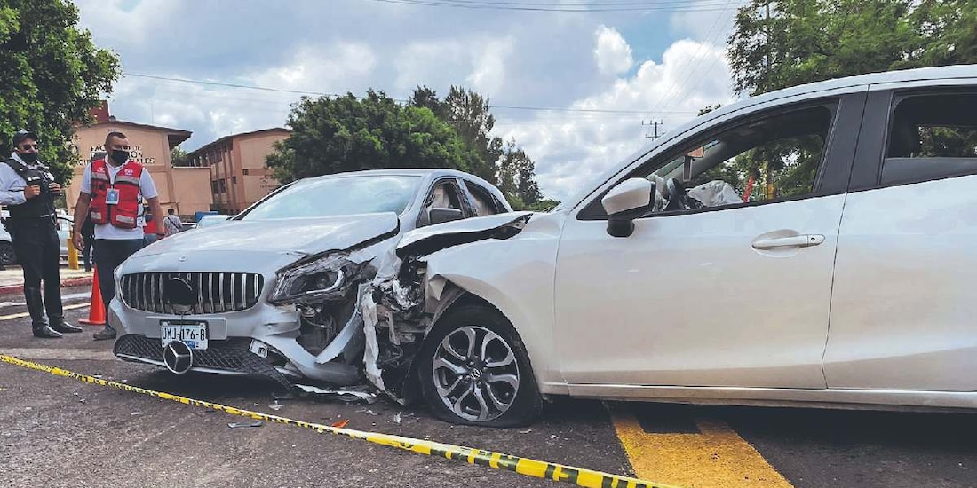 Joven al volante se desmaya por efecto de la vacuna y provoca choque