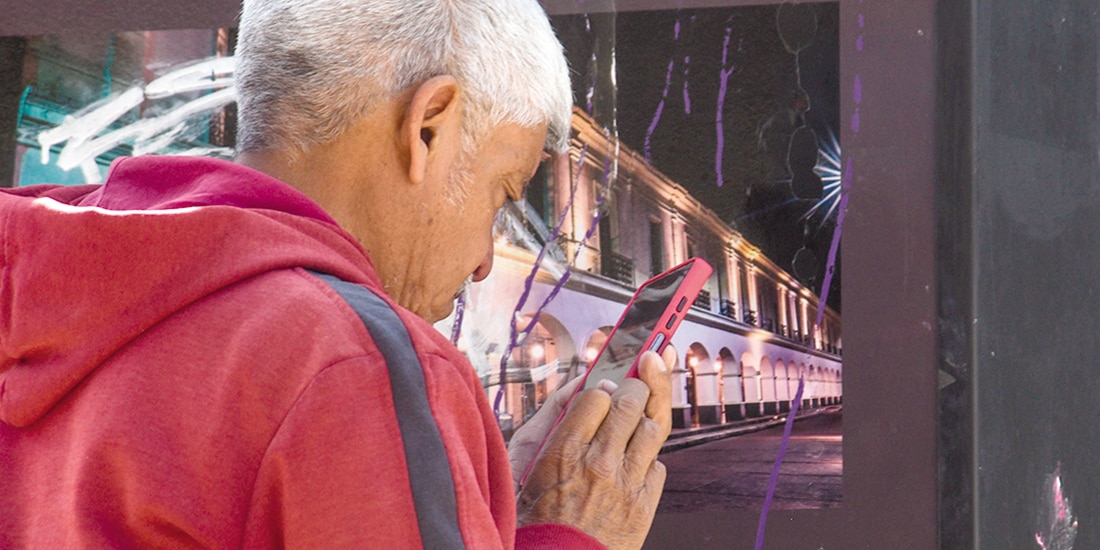 Adulto mayor mientras usa su teléfono, el pasado 28 de enero en Toluca, Edomex.
