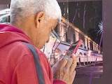 Adulto mayor mientras usa su teléfono, el pasado 28 de enero en Toluca, Edomex.