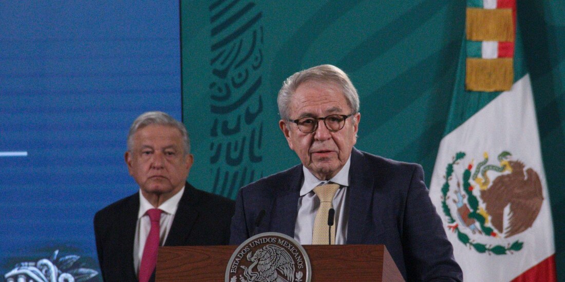 Jorge Alcocer, secretario de Salud y AMLO en una conferencia de prensa en abril del 2021.