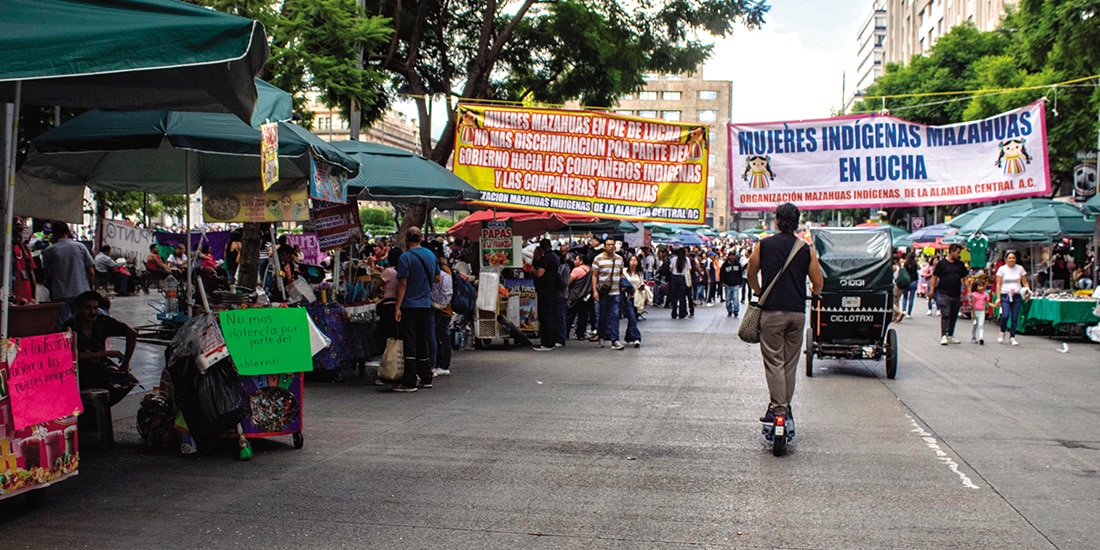 Los comerciantes bloquean la Avenida Juárez y Eje Central, ayer.
