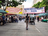 Los comerciantes bloquean la Avenida Juárez y Eje Central, ayer.