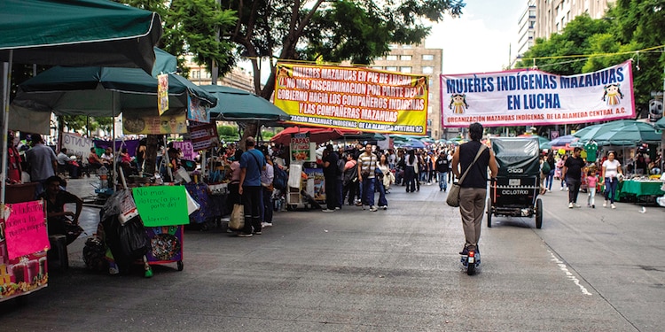 Los comerciantes bloquean la Avenida Juárez y Eje Central, ayer.