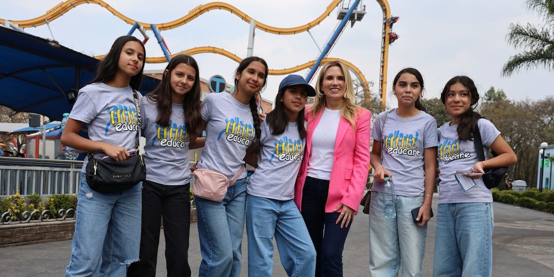 Al centro de la imagen la Alcadesa de la localidad.