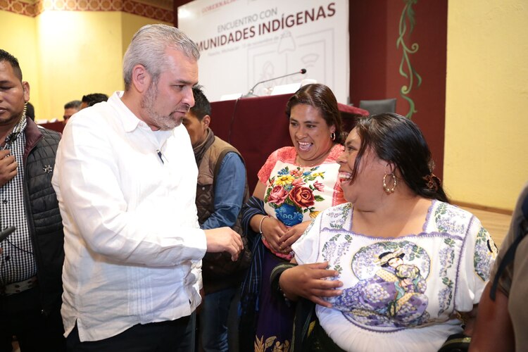 El gobernador escuchó los planteamientos de los integrantes de las comunidades.